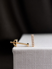 Aretes de palito con diamantes naturales en oro 10k