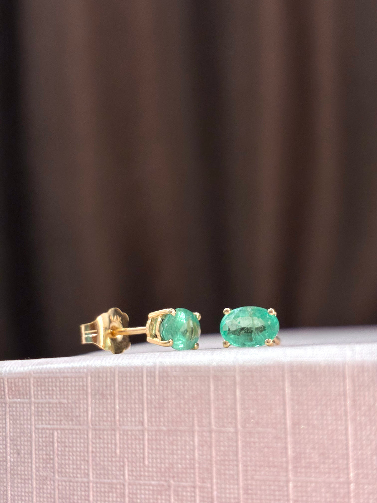 Arete oval de esmeralda en oro 14k