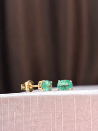 Arete oval de esmeralda en oro 14k