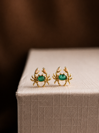 Arete cangrejo esmeralda en oro 14k