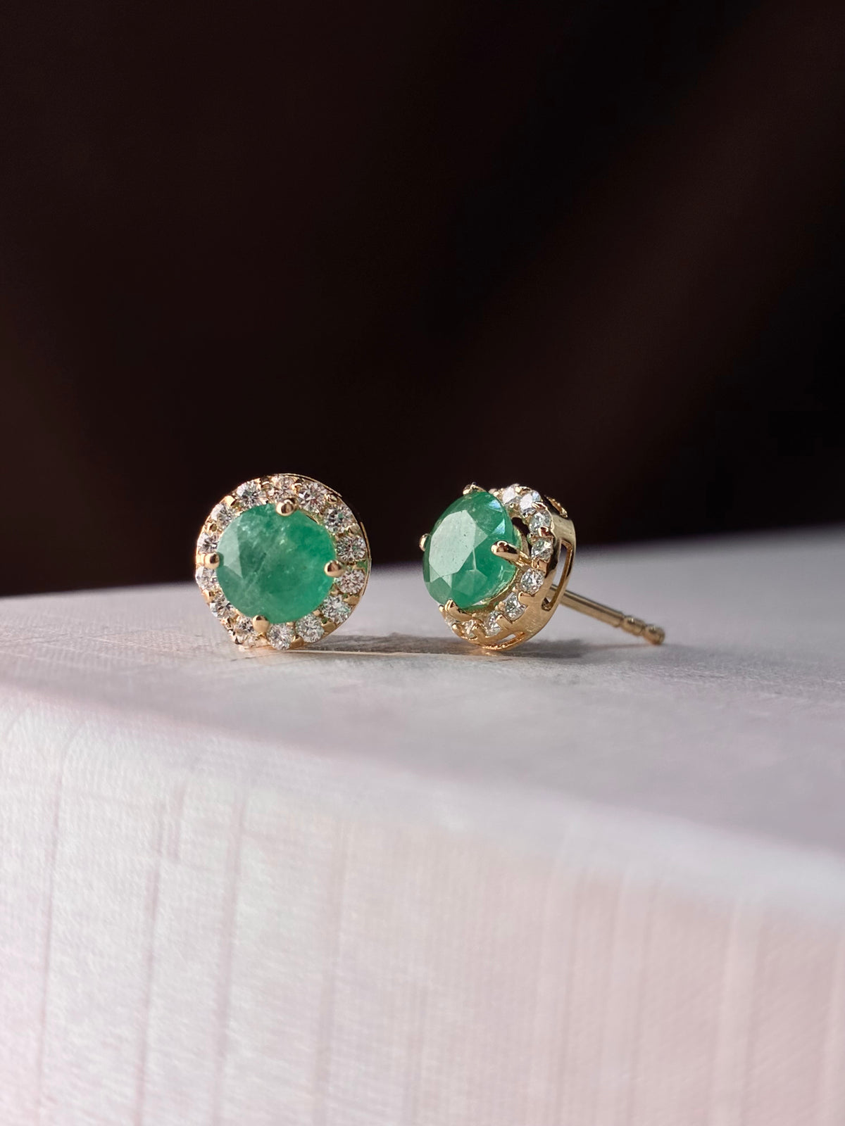 Aretes de esmeralda con halo de diamantes oro 14k