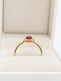 Anillo de rubi oval con halo de diamantes en oro 14k