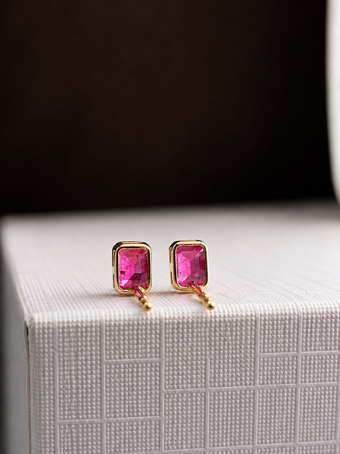 Arete mini de rubí en oro 14k