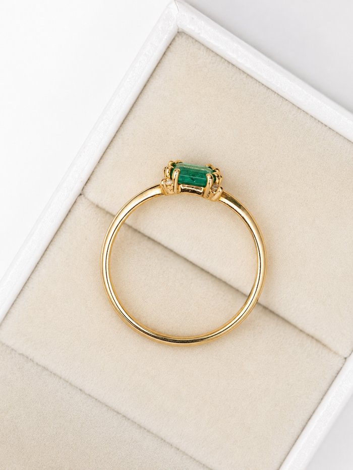 Anillo de esmeralda con 4 mini diamantes naturales en oro 14k