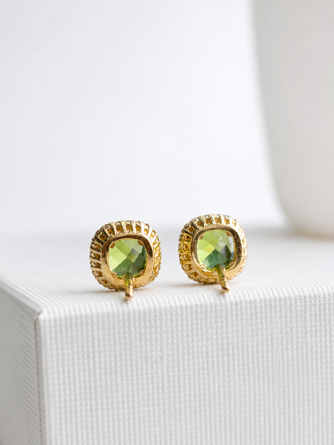 Arete de peridoto con halo de diamantes en oro 14k