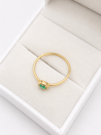Anillo de mini esmeralda con halo de diamantes naturales en oro 14k