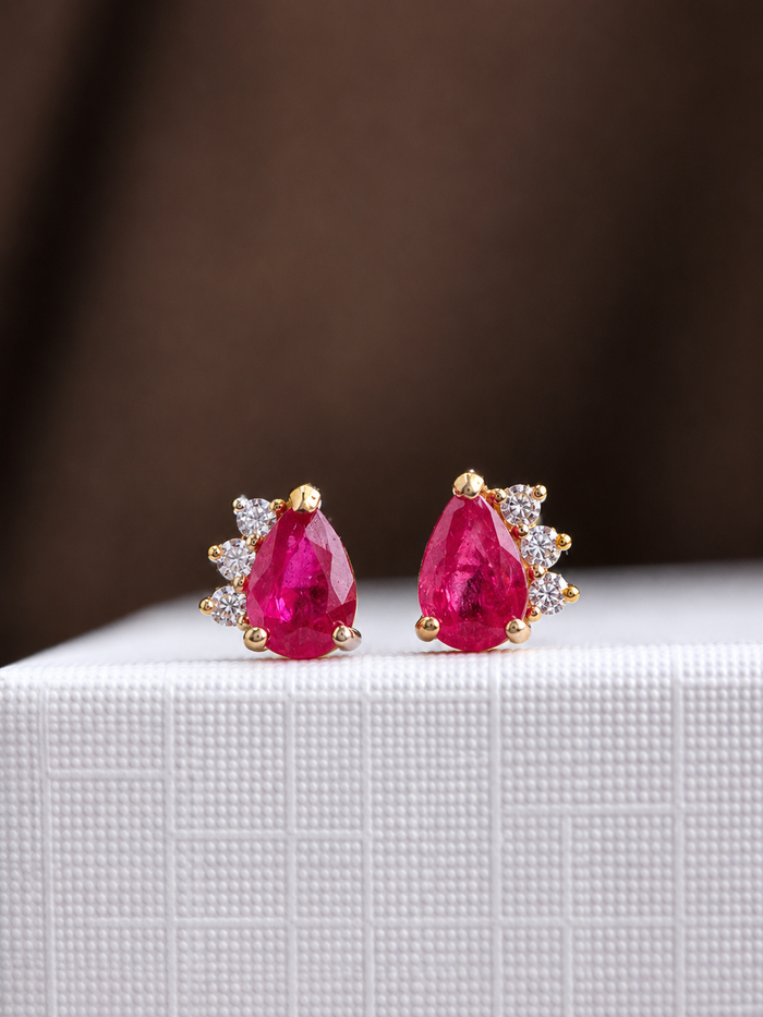 Arete gota de rubí con 3 mini diamantes en oro 14k