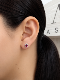 Arete oval de rubí con halo de diamantes en oro 14k