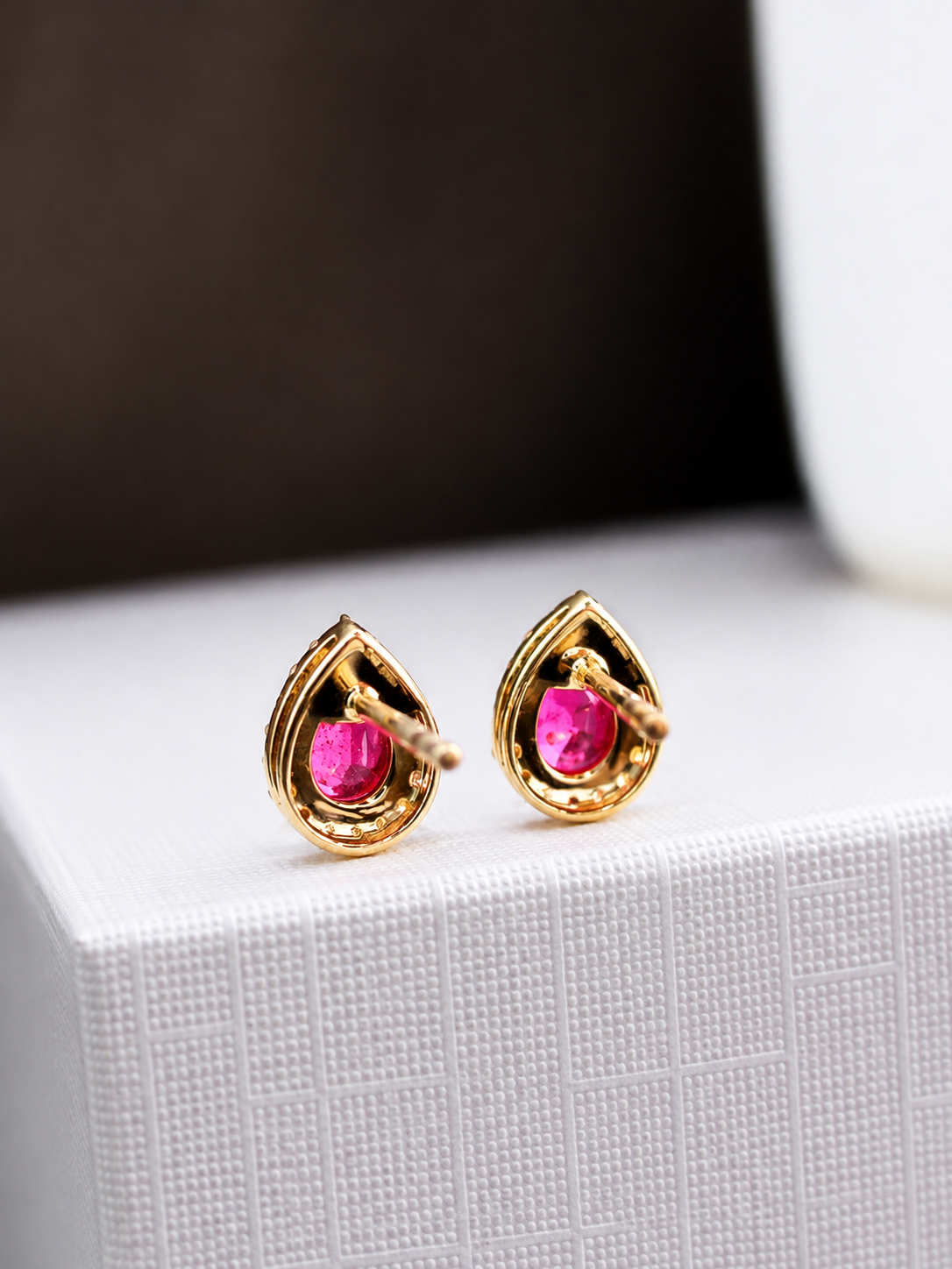 Arete gota de rubí con halo diamantes en oro 14k