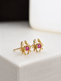 Arete cangrejo de rubí en oro 14k