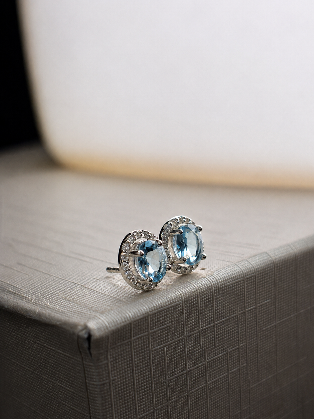 Arete oval de aguamarina con halo de diamantes en oro blanco 14k