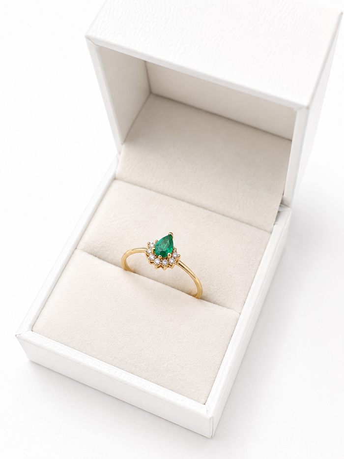 Anillo gota de esmeralda con diamantes naturales en oro 14k