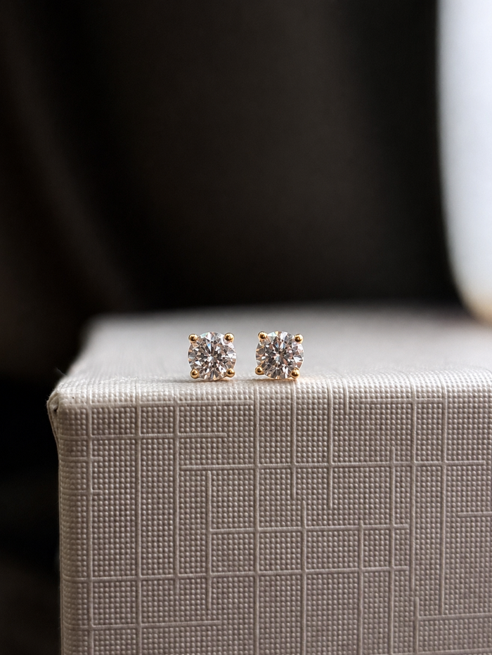 Arates mini diamante natural en oro 14k