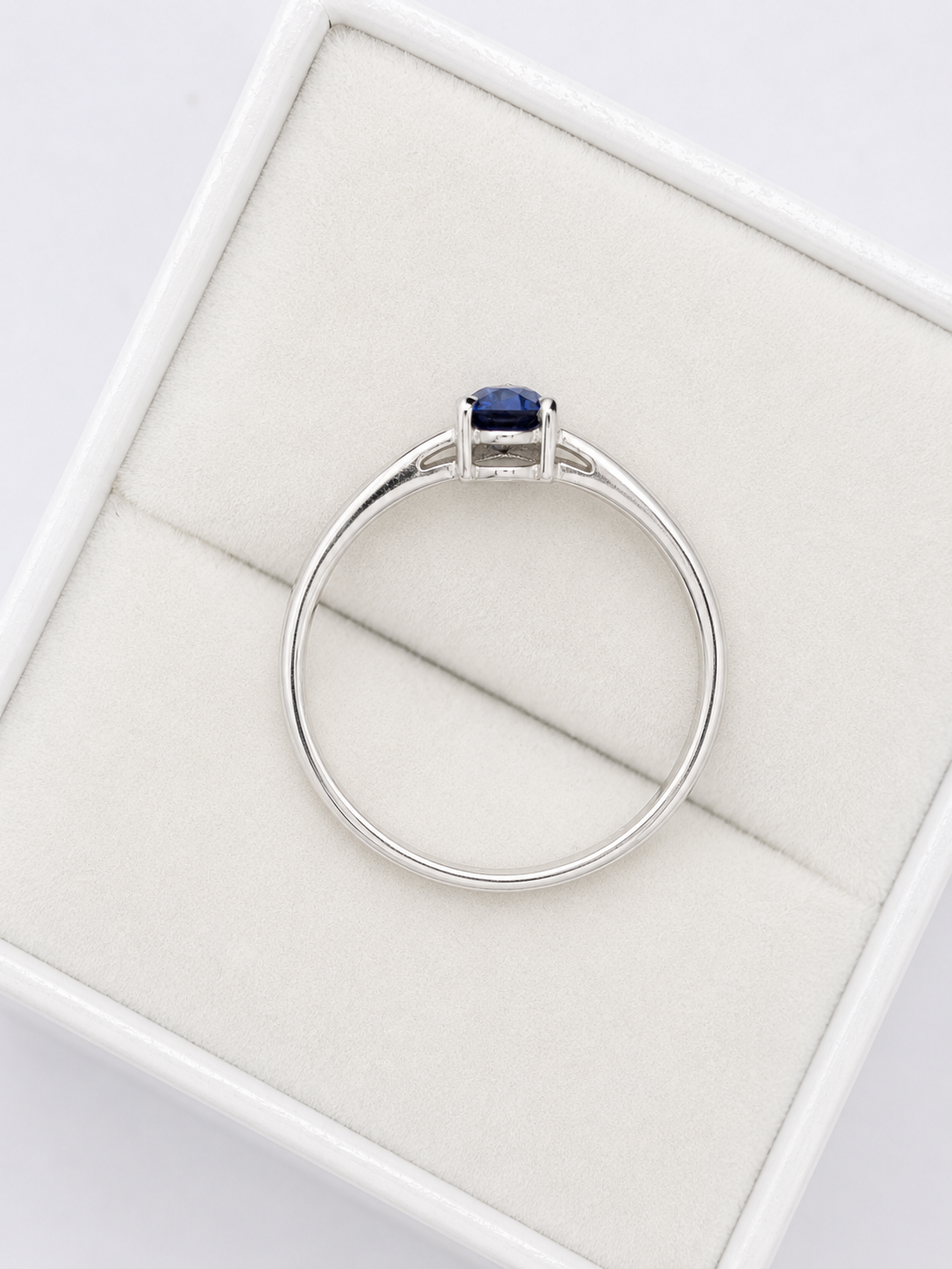 Anillo de zafiro gota en oro blanco 14k