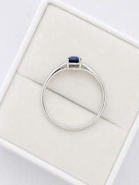 Anillo de zafiro gota en oro blanco 14k