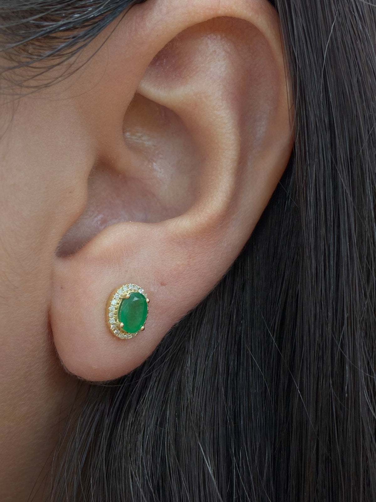 Arete oval de esmeralda con halo de diamantes naturales en oro 14k