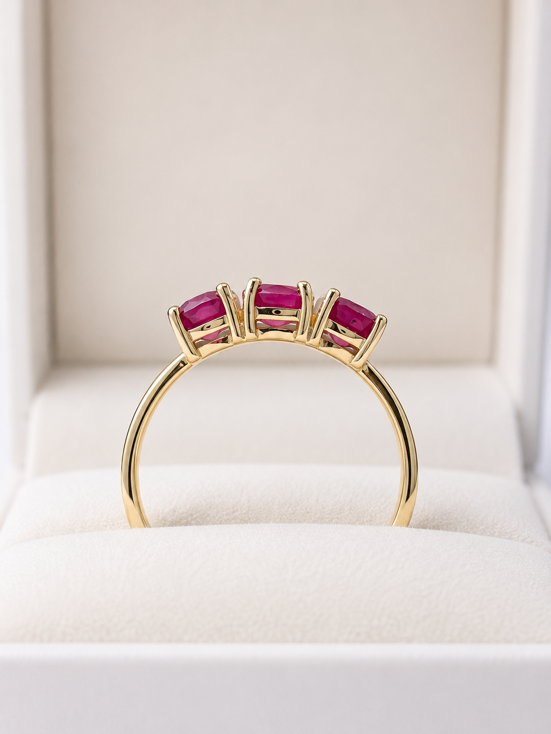Anillo de 3 rubi natural en oro 14k