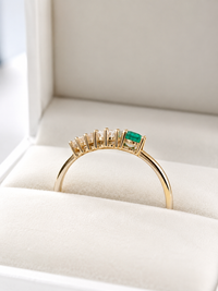 Anillo de esmeralda oval con 3 diamantes en oro 14k