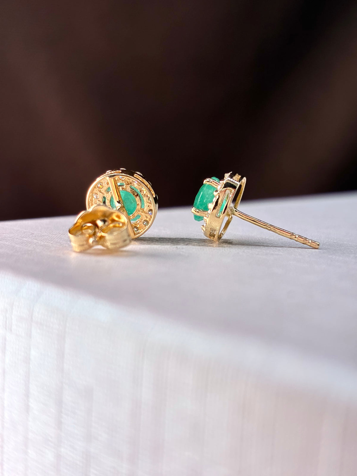 Aretes de esmeralda con halo de diamantes oro 14k