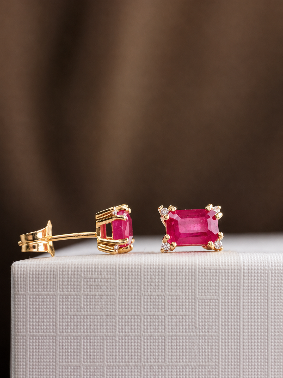 Arete rectangular de rubí con 4 mini diamantes en oro 14k