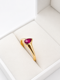 Anillo de rubi en gota bicelado en oro 14k