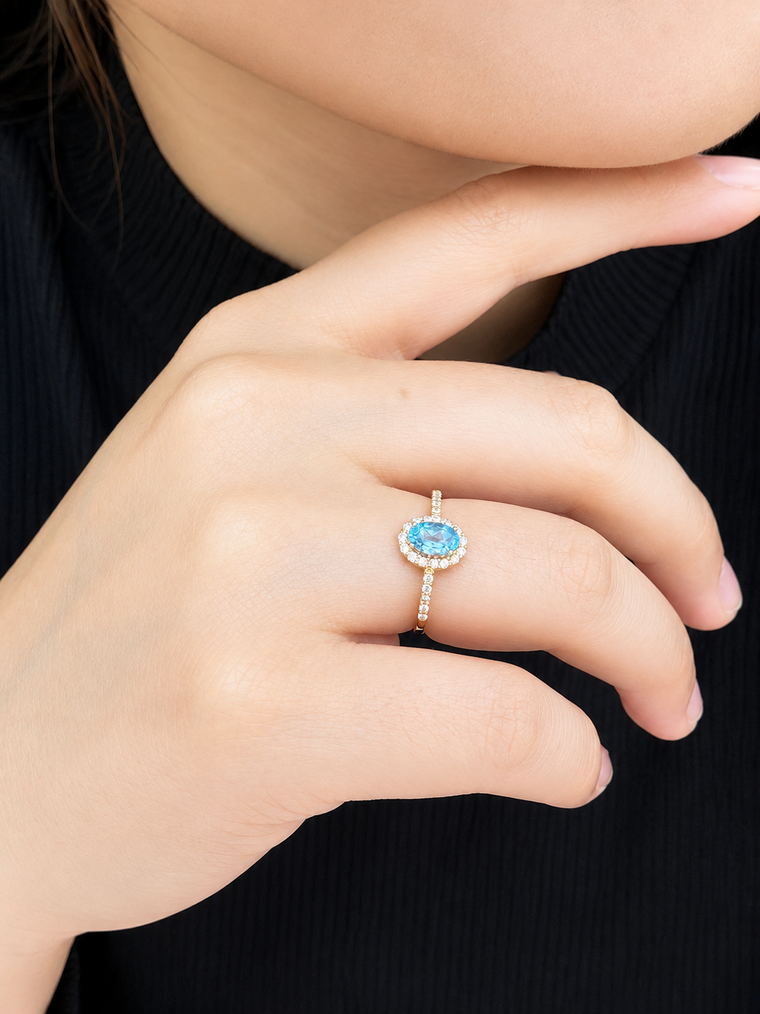 Anillo oval aguamarina con halo de diamantes en oro 14k