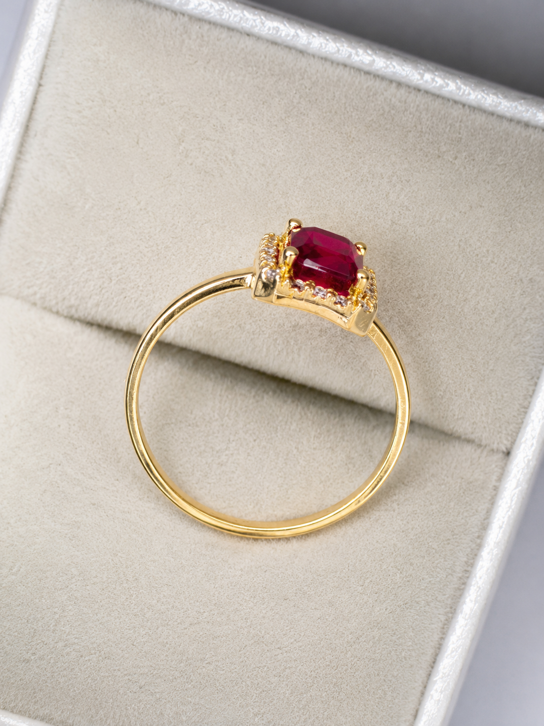 Anillo de rubi con halo de diamante en oro 14k
