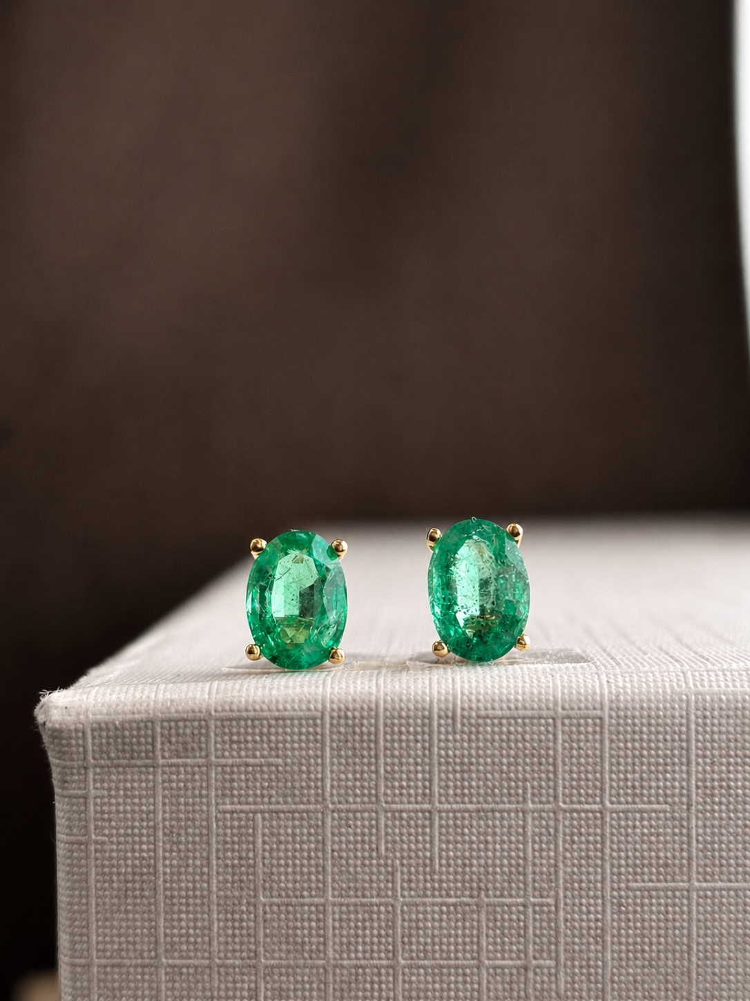 Arete oval de esmeralda en oro 14k