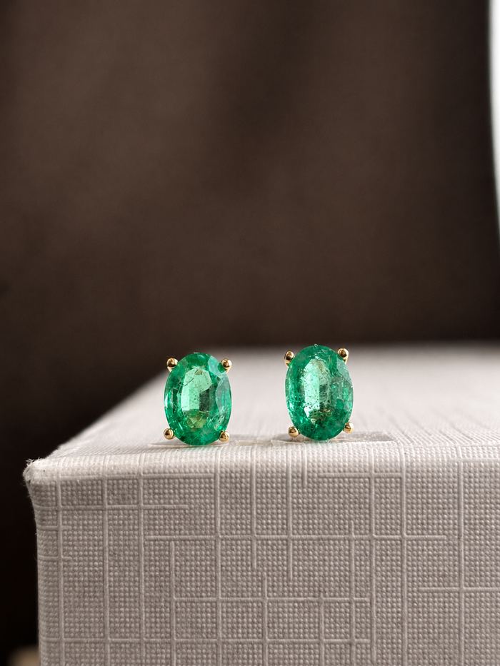 Arete oval de esmeralda en oro 14k
