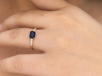 Anillo de zafiro con diamantes en oro 14k