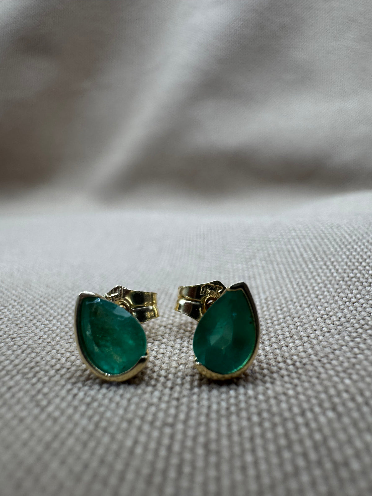 Arete de gota medio biselada esmeralda