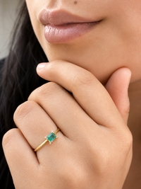 Anillo de esmeralda con 4 mini diamantes naturales en oro 14k