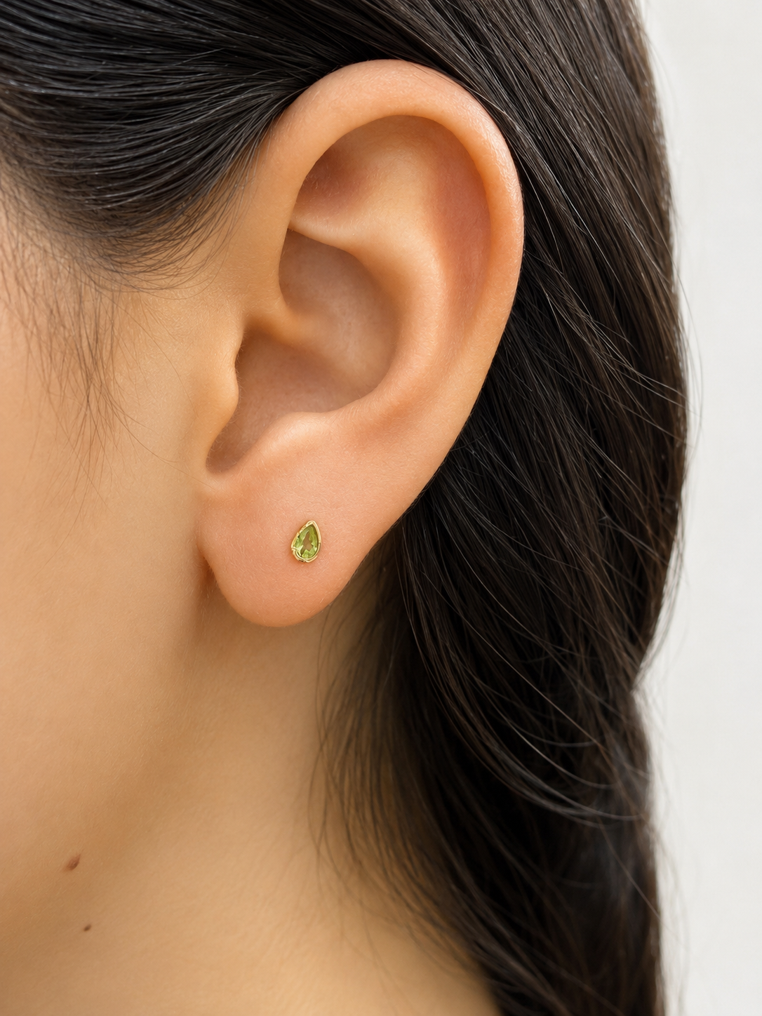Arete mini gota peridoto medio biselado oro 14k