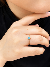 Anillo corazón aguamarina y 2 mini diamantes en oro 14k