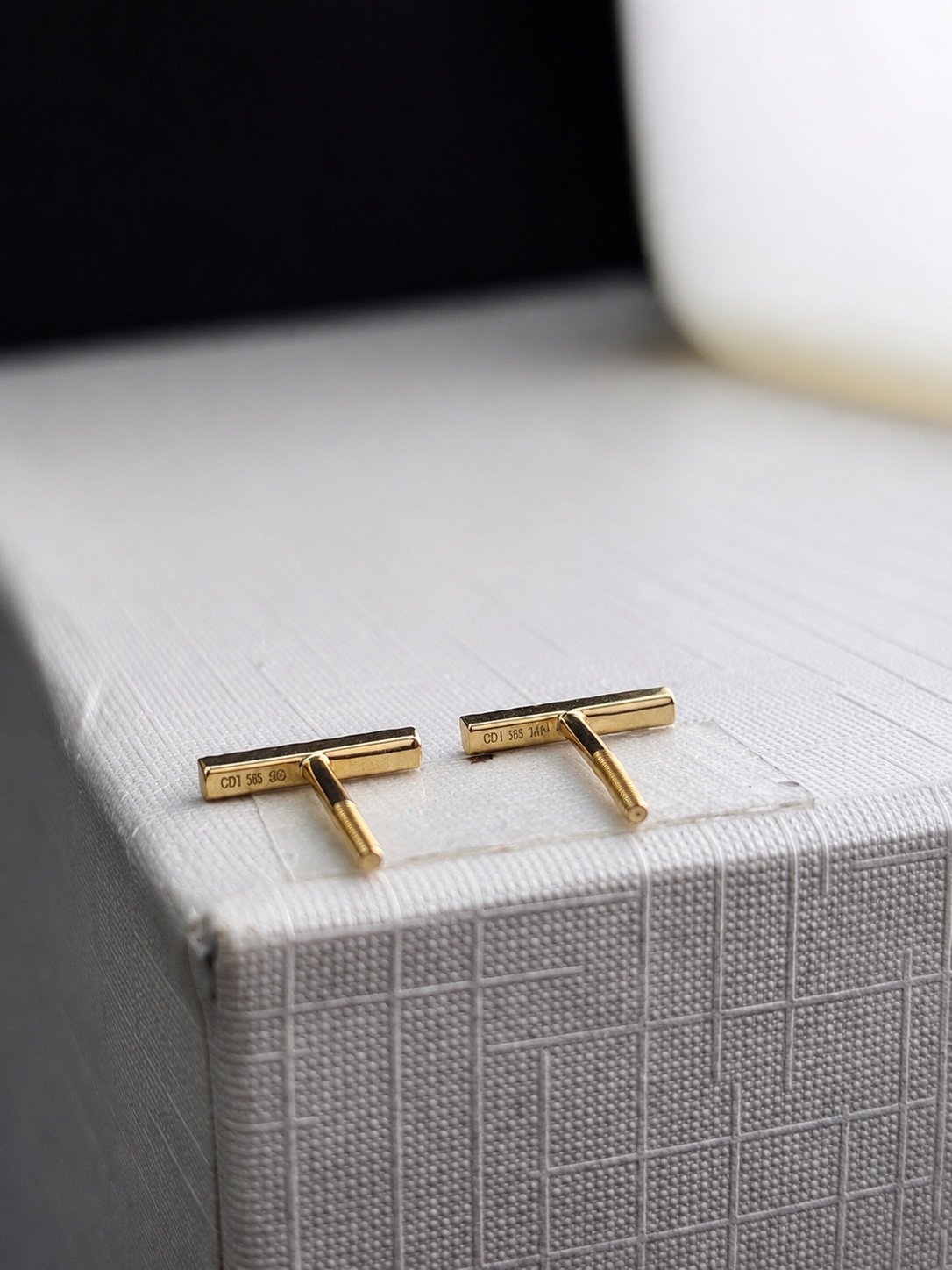 Aretes de palito con diamantes naturales en oro 10k