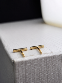 Aretes de palito con diamantes naturales en oro 10k