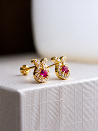 Arete de rubí con diamantes en oro 14k