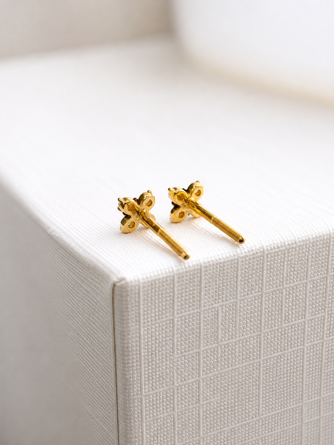 Aretes mini flor diamantes naturales en oro 10k