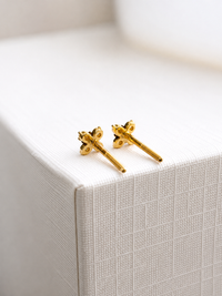 Aretes mini flor diamantes naturales en oro 10k