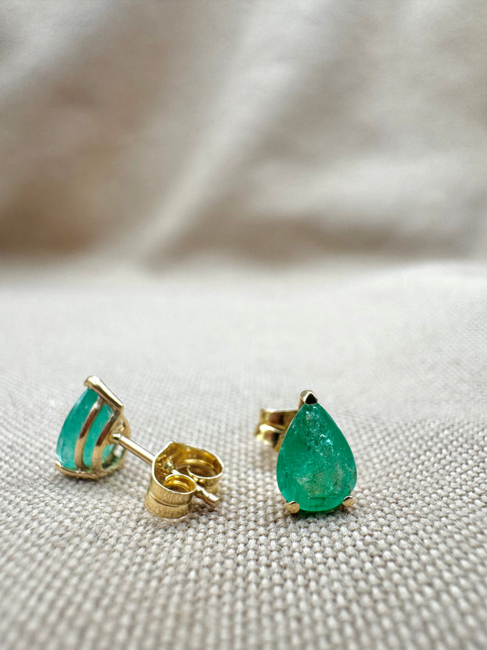 Arete gota en esmeralda