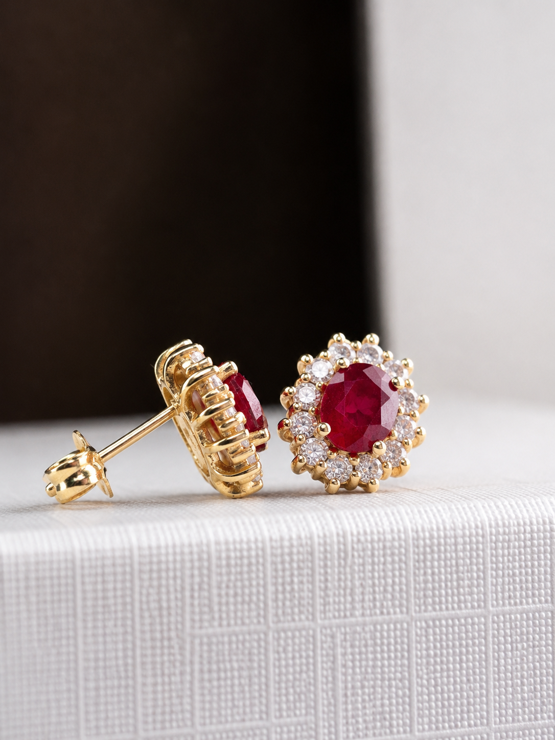 Arete de rubí con halo de diamantes en oro 14k