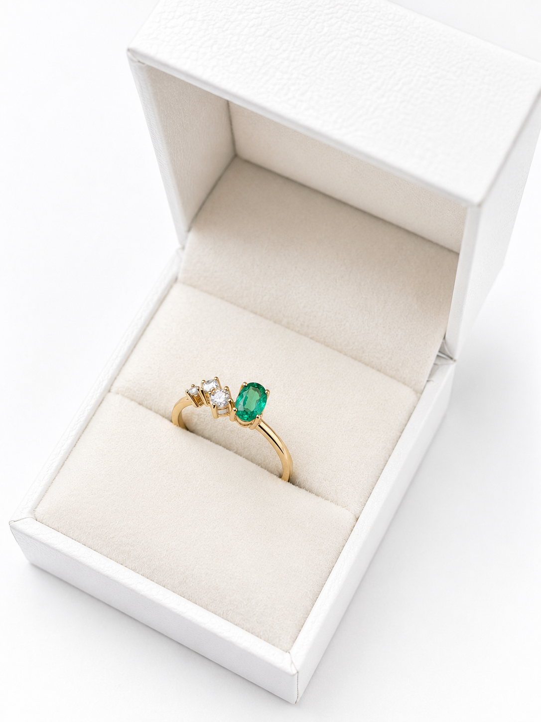 Anillo de esmeralda oval con 3 diamantes en oro 14k