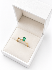Anillo de esmeralda oval con 3 diamantes en oro 14k