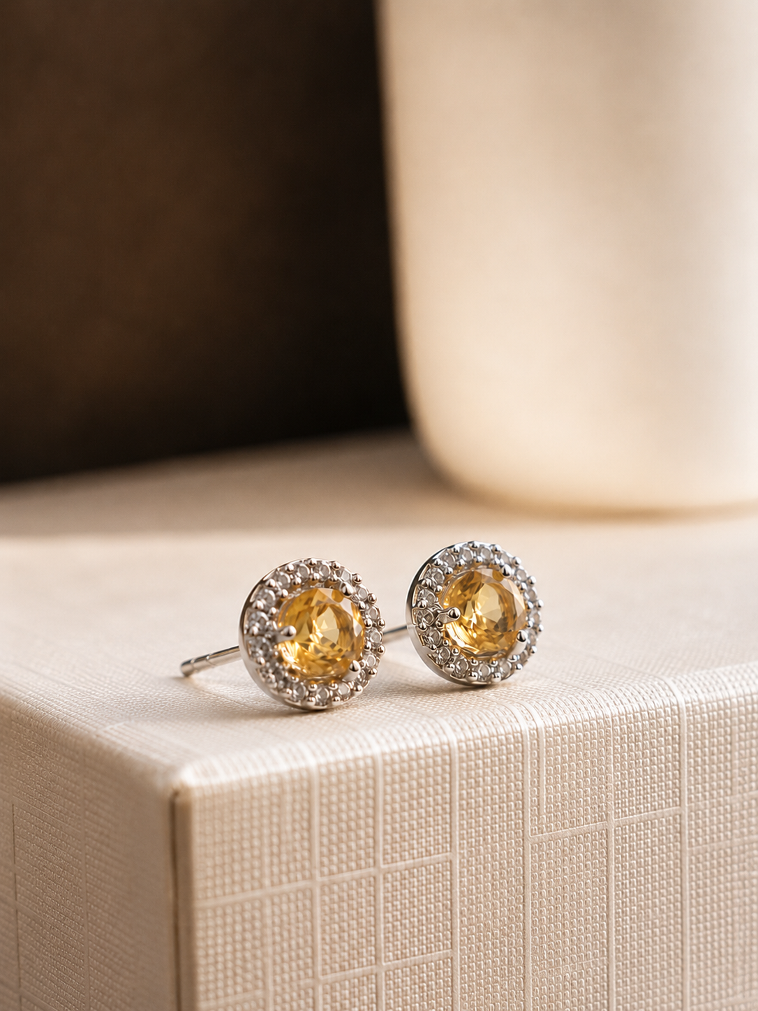 Aretes de citrino con halo de diamantes en oro 14k