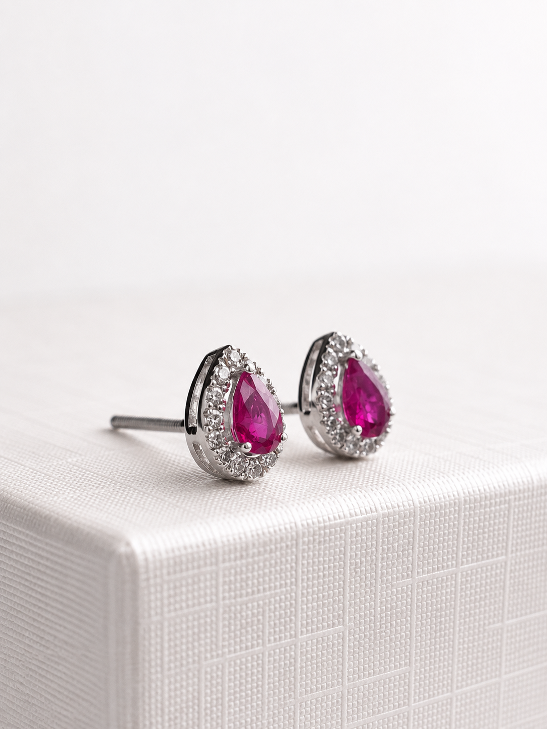 Arete de gota Rubí con halo de diamantes en oro 10k