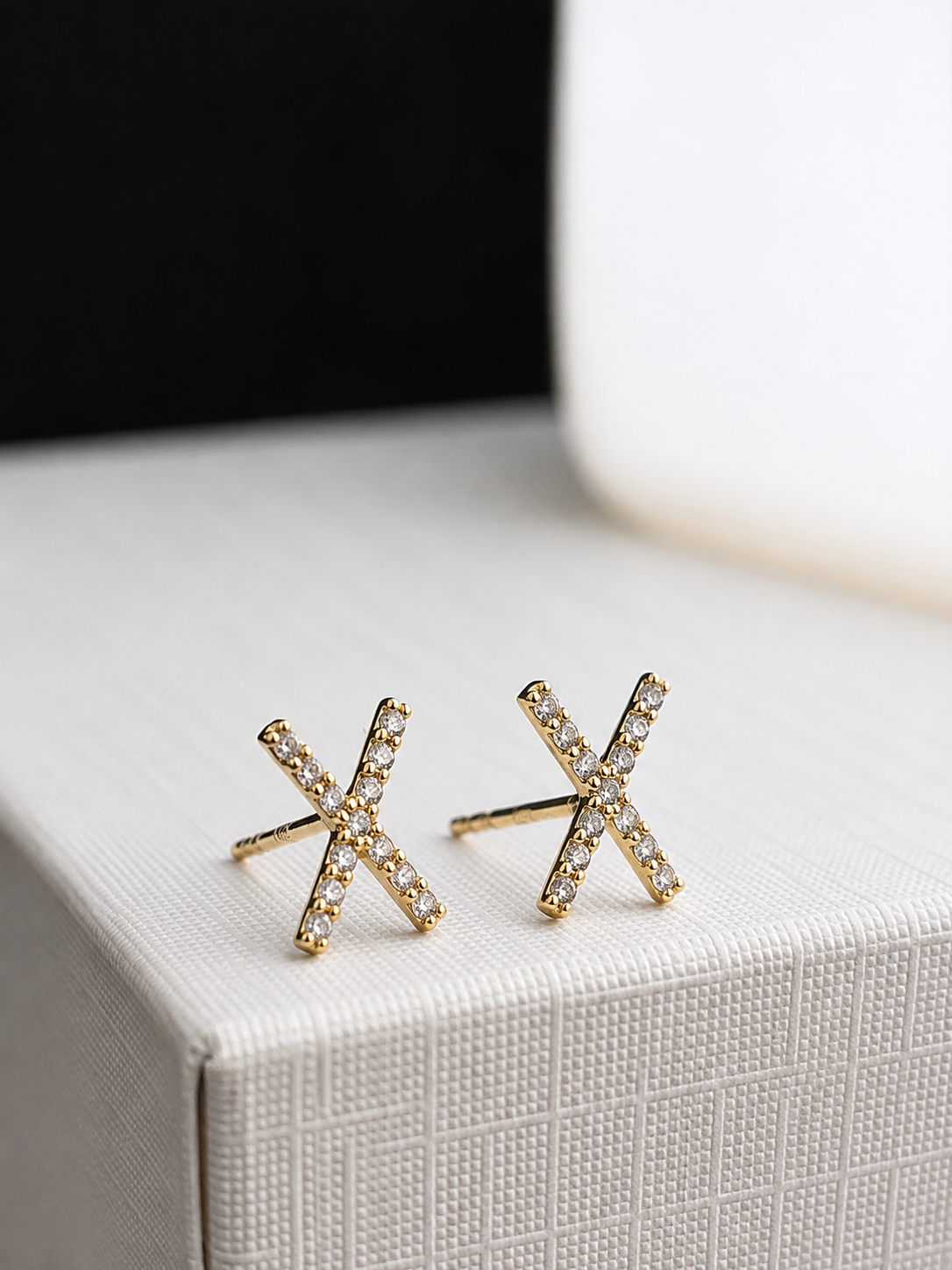 Aretes X con diamantes naturales en oro 14k