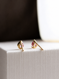 Arete mini gota Turmalina Rosa medio biselado en oro 14k