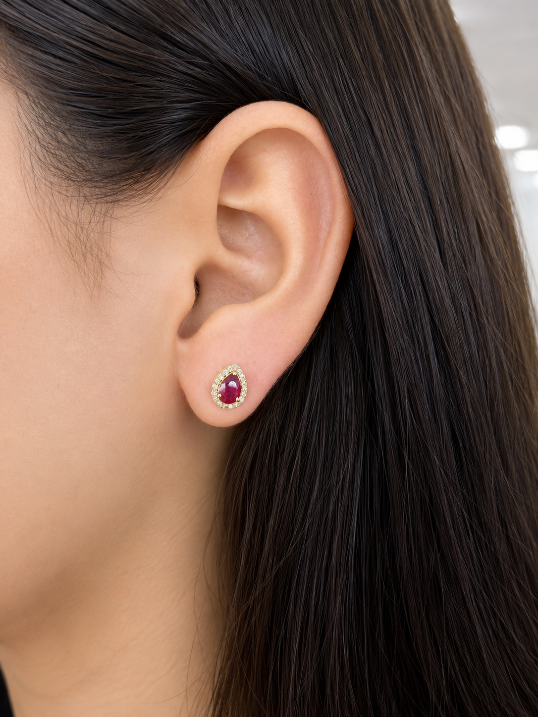 Arete gota de rubí con halo diamantes en oro 14k