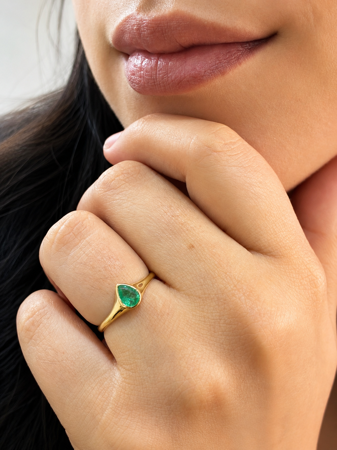 Anillo gota de esmeralda biselada en oro 14k