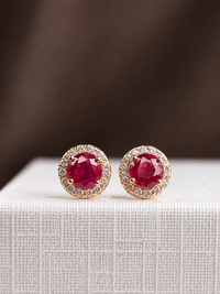 Arete de rubí con halo de diamantes en oro 14k